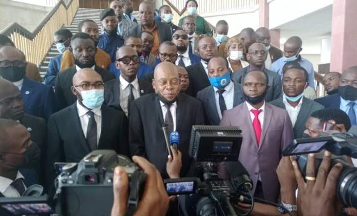 Assemblée nationale : Steve Mbikayi dépose sa pétition contenant plus de 113.000 signatures pour la suppression des institutions budgétivores dont le Sénat Assemblée nationale : Steve Mbikayi dépose sa pétition contenant plus de 113.000 signatures pour la suppression des institutions budgétivores dont le Sénat