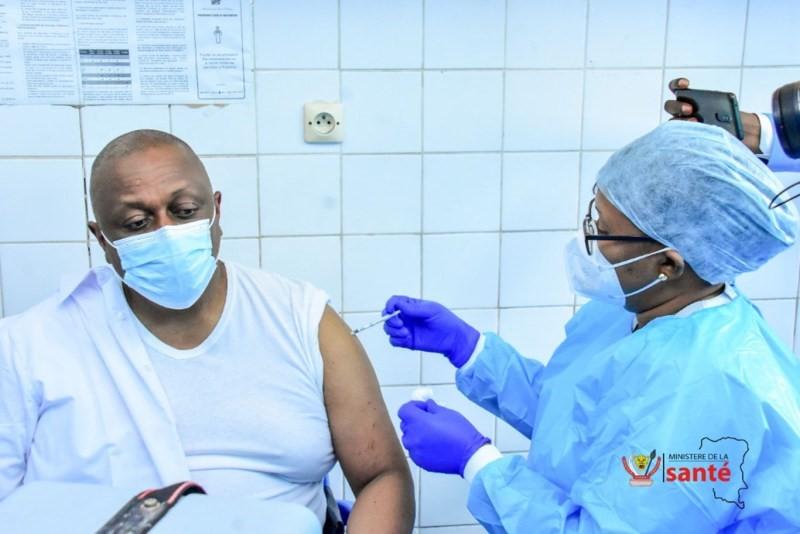 COVID-19: Le ministre de la santé se fait vacciner COVID-19: Le ministre de la santé se fait vacciner