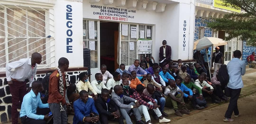 Maï-Ndombe : impayés depuis 3 mois, les enseignants de Kiri décident d’aller en grève Maï-Ndombe : impayés depuis 3 mois, les enseignants de Kiri décident d’aller en grève