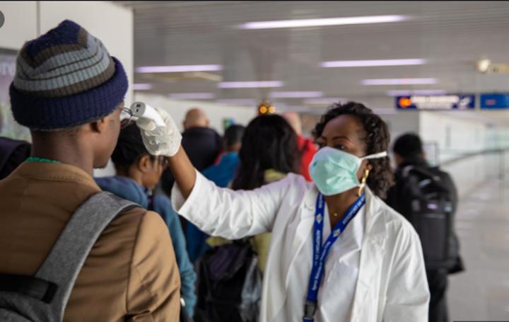 21 voyageurs détenant des faux résultats de test Covid-19 interceptés à l’aéroport de N’djili 21 voyageurs détenant des faux résultats de test Covid-19 interceptés à l’aéroport de N’djili