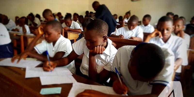 la gratuité de l’enseignement de base tant acclamée par la majorité de Congolais est de moins en moins appréciée à cause des difficultés de sa mise en œuvre (Rapport) la gratuité de l’enseignement de base tant acclamée par la majorité de Congolais est de moins en moins appréciée à cause des difficultés de sa mise en œuvre (Rapport)