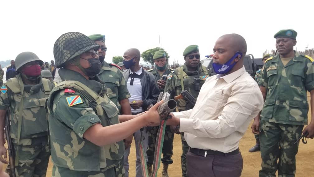 Nord-Kivu : Suite à la pression militaire des FARDC, 70 hommes d’un groupe armé actif dans le territoire de Masisi se rendent et déposent les armes Nord-Kivu : Suite à la pression militaire des FARDC, 70 hommes d’un groupe armé actif dans le territoire de Masisi se rendent et déposent les armes