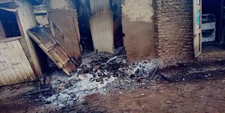 Beni : des morts et des maisons incendiées dans une attaque meurtrière des hommes armés à Kalunguta Beni : des morts et des maisons incendiées dans une attaque meurtrière des hommes armés à Kalunguta
