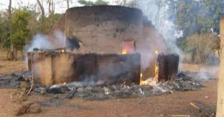 Kasaï central: un feu de brousse provoque un incendie au village Mulumba Muteba Kasaï central: un feu de brousse provoque un incendie au village Mulumba Muteba