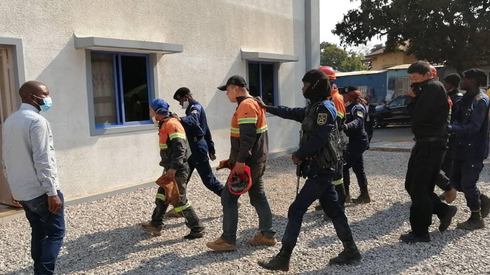 Lualaba : 3 chinois condamnés à 4 mois de servitude pénale pour maltraitance Lualaba : 3 chinois condamnés à 4 mois de servitude pénale pour maltraitance