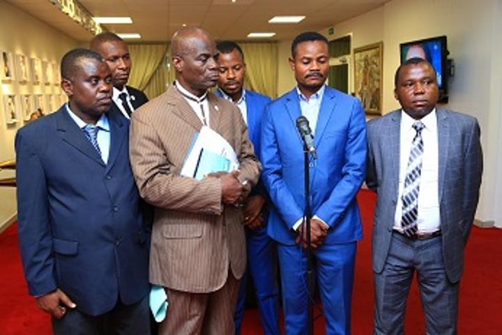 Les médecins du secteur public de la RDC suspendent leur mouvement de grève Les médecins du secteur public de la RDC suspendent leur mouvement de grève