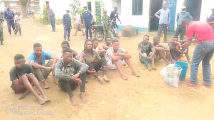 Kongo-Central : la police présente à la presse un réseau de kuluna arrêtés lors du bouclage mixte à Moanda Kongo-Central : la police présente à la presse un réseau de kuluna arrêtés lors du bouclage mixte à Moanda