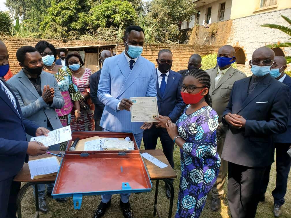 Le Ministre de l’EPST lance la cérémonie de remise des diplômes d’État session 2019-2020 à partir du Sud-Kivu Le Ministre de l’EPST lance la cérémonie de remise des diplômes d’État session 2019-2020 à partir du Sud-Kivu
