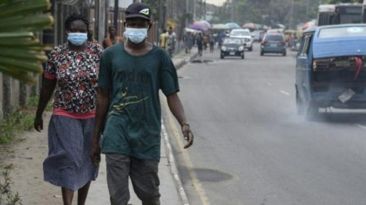 Port de cache-nez à Kinshasa , source de remou entre civils et policiers Port de cache-nez à Kinshasa , source de remou entre civils et policiers
