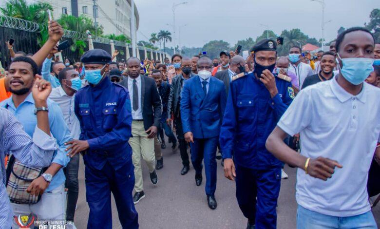Kinshasa : Marche des étudiants de l’ISP contestant l’augmentation des frais académiques : Muhindo Nzangi calme et tranche Kinshasa : Marche des étudiants de l’ISP contestant l’augmentation des frais académiques : Muhindo Nzangi calme et tranche