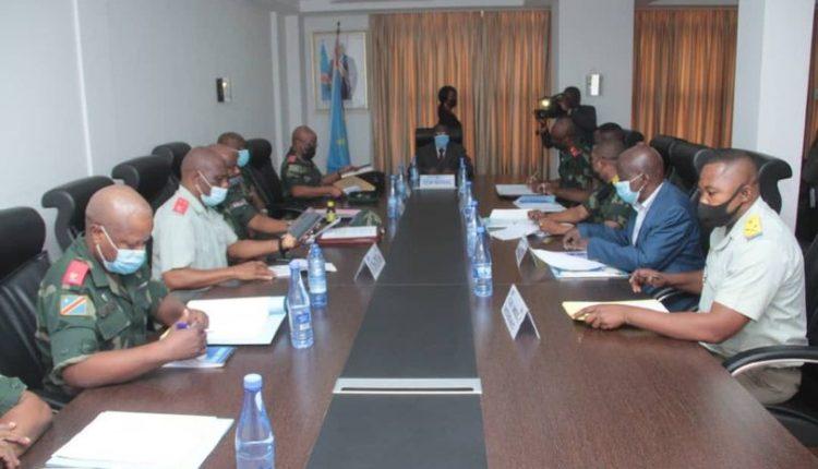 Évaluation de l’État de siège : Le ministre de la défense échange avec les gouverneurs militaires de l’Ituri et du Nord-Kivu Évaluation de l’État de siège : Le ministre de la défense échange avec les gouverneurs militaires de l’Ituri et du Nord-Kivu