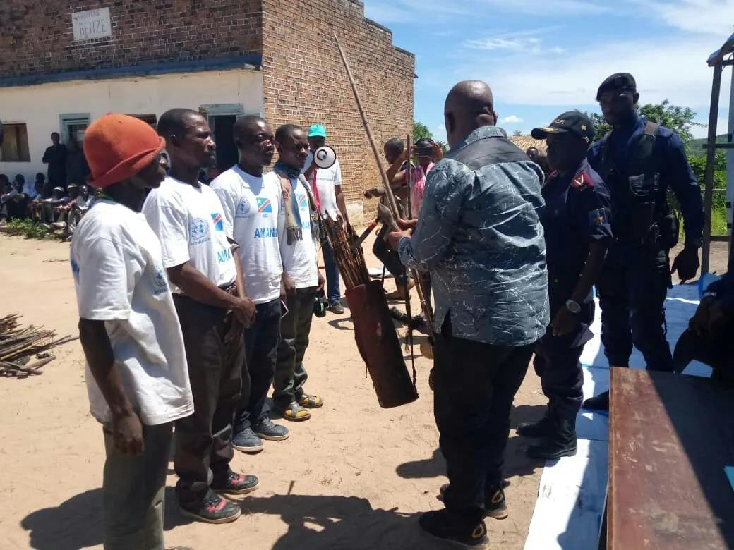 Kalemie : un leader Twa se rend à l'armée avec 39 personnes, dont 26 enfants Kalemie : un leader Twa se rend à l'armée avec 39 personnes, dont 26 enfants