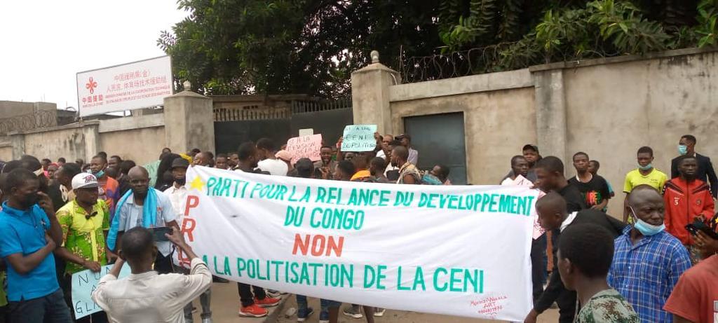 Nouvelle manifestation des mouvements citoyens devant le Palais du peuple contre la désignation de Denis Kadima et la politisation de la CENI Nouvelle manifestation des mouvements citoyens devant le Palais du peuple contre la désignation de Denis Kadima et la politisation de la CENI