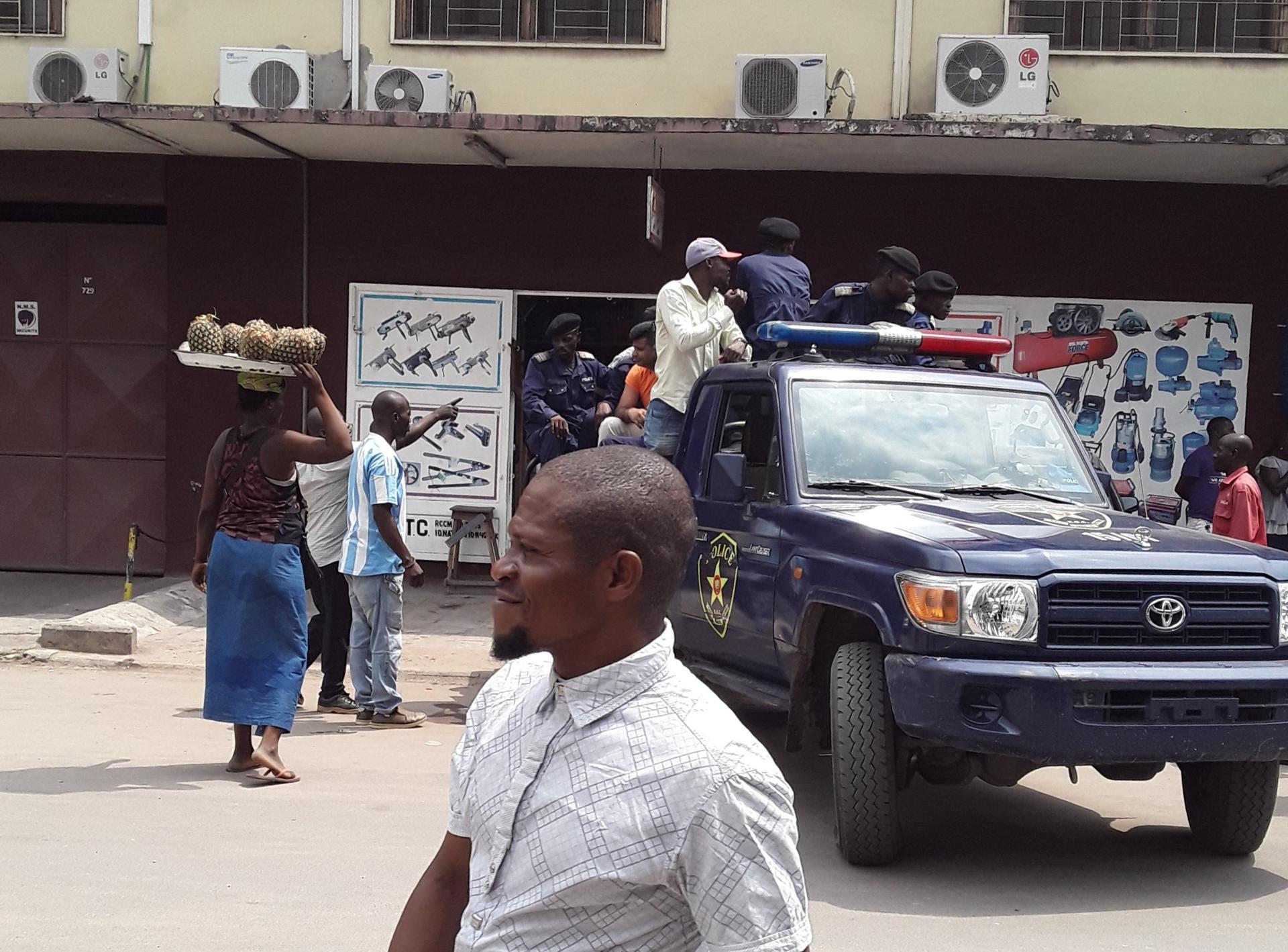 Kinshasa : la police rétablit l'ordre en empêchant le pillage des dépôts indiens à Limete Kinshasa : la police rétablit l'ordre en empêchant le pillage des dépôts indiens à Limete