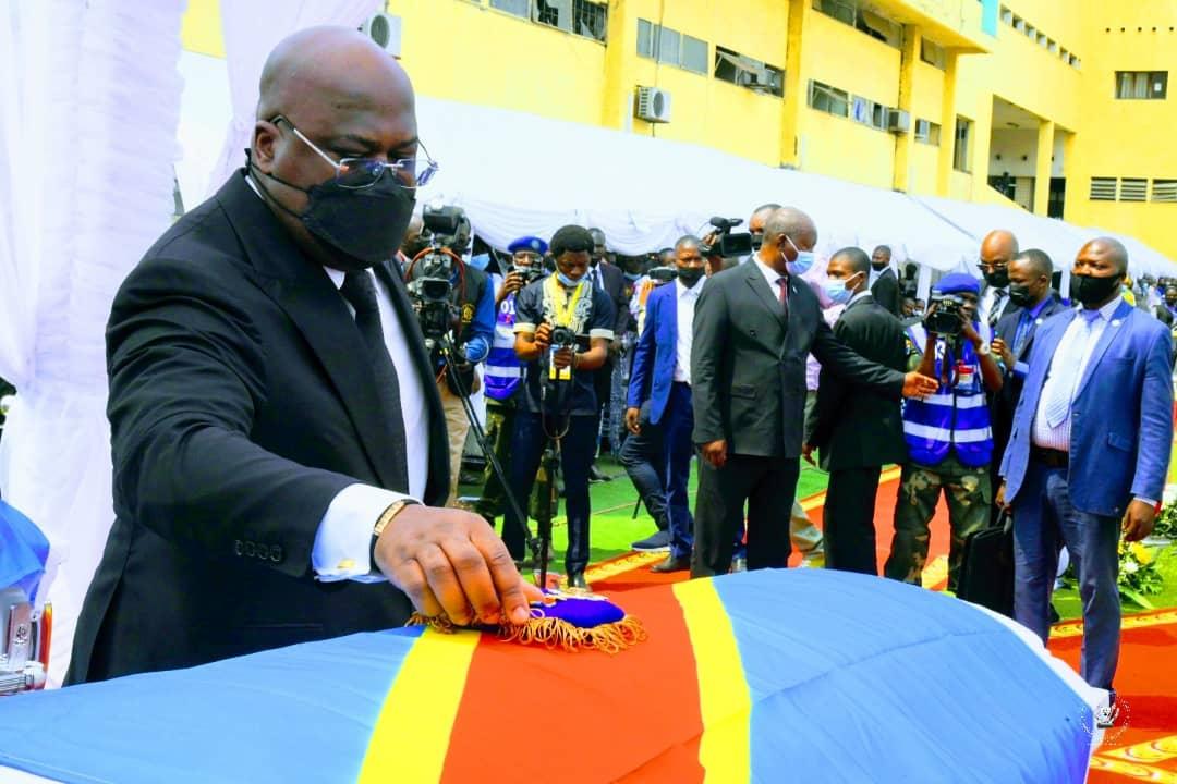Bafwasende: les 6 officiers FARDC,victimes du double crash,décorés par Félix Tshisekedi, à titre posthume Bafwasende: les 6 officiers FARDC,victimes du double crash,décorés par Félix Tshisekedi, à titre posthume