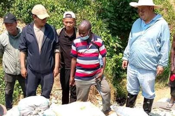 Sud-Kivu : le Gouverneur Ngwabidje impliqué dans l’exploitation illicite des minerais à Mwenga (Ely Muhimuzi) Sud-Kivu : le Gouverneur Ngwabidje impliqué dans l’exploitation illicite des minerais à Mwenga (Ely Muhimuzi)
