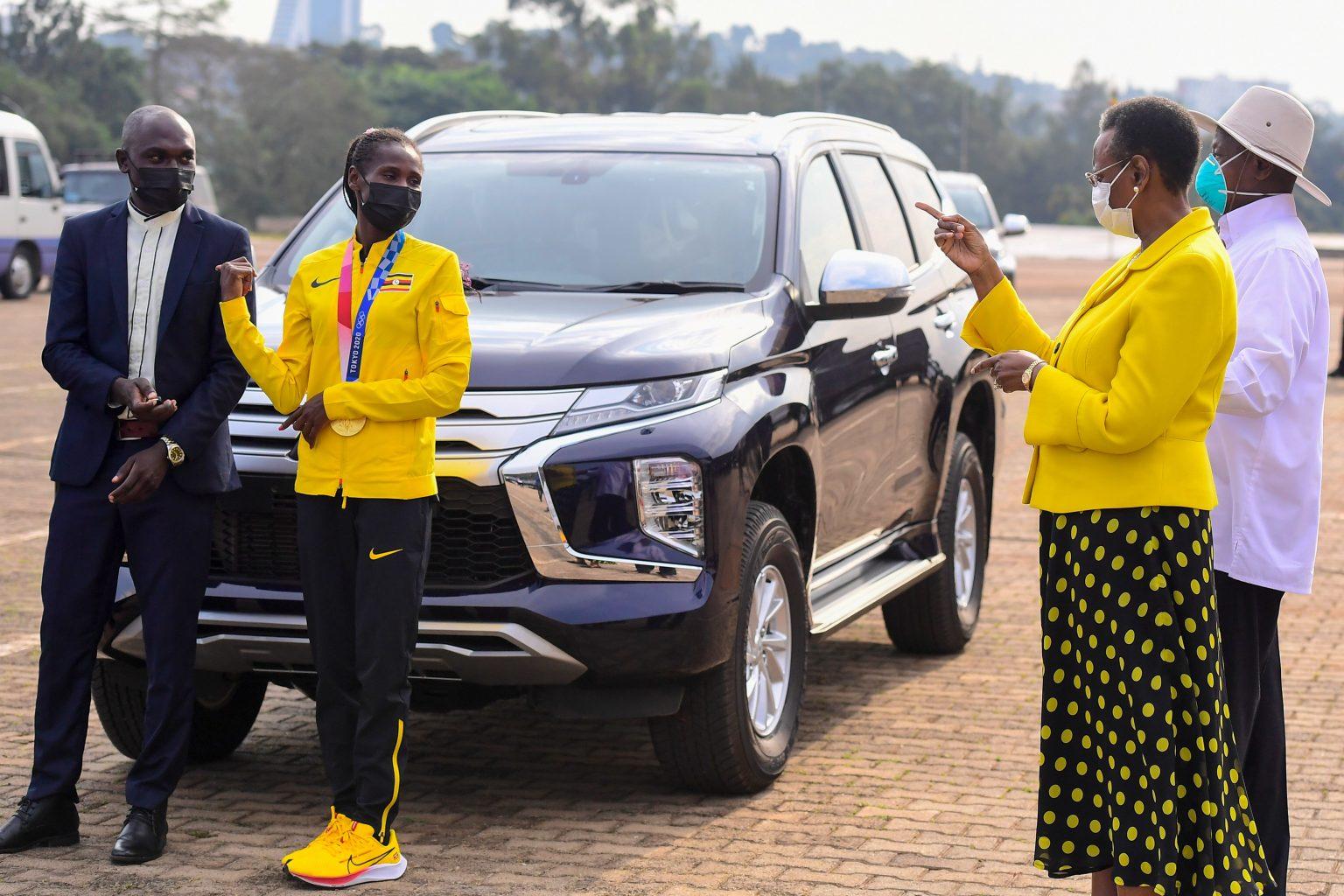 Ouganda : Le président Museveni offre des véhicules de luxe aux médaillés olympiques ougandais et promet de construire des maisons pour le médaillé d’or Ouganda : Le président Museveni offre des véhicules de luxe aux médaillés olympiques ougandais et promet de construire des maisons pour le médaillé d’or