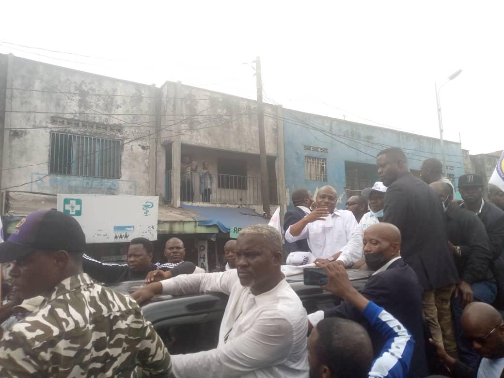 Marche de Lamuka : Martin Fayulu accueilli en roi par ses militants dans la commune de Ngaba Marche de Lamuka : Martin Fayulu accueilli en roi par ses militants dans la commune de Ngaba