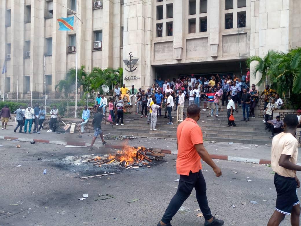 Onatra: les agents réclament 45 mois d'arriérés de salaire, la police use de gaz lacrymogène Onatra: les agents réclament 45 mois d'arriérés de salaire, la police use de gaz lacrymogène