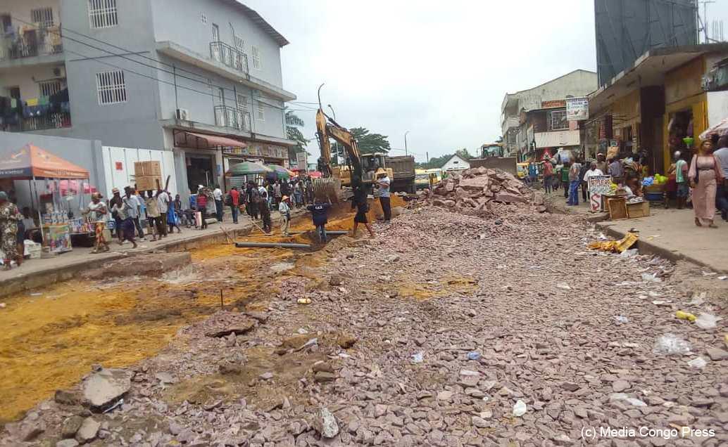 Projet Kinshasa « zéro trou »: début des travaux de réhabilitation du 1er et 2ème Triangle et de l’avenue de Libération à Mont-Ngafula et Selembao Projet Kinshasa « zéro trou »: début des travaux de réhabilitation du 1er et 2ème Triangle et de l’avenue de Libération à Mont-Ngafula et Selembao