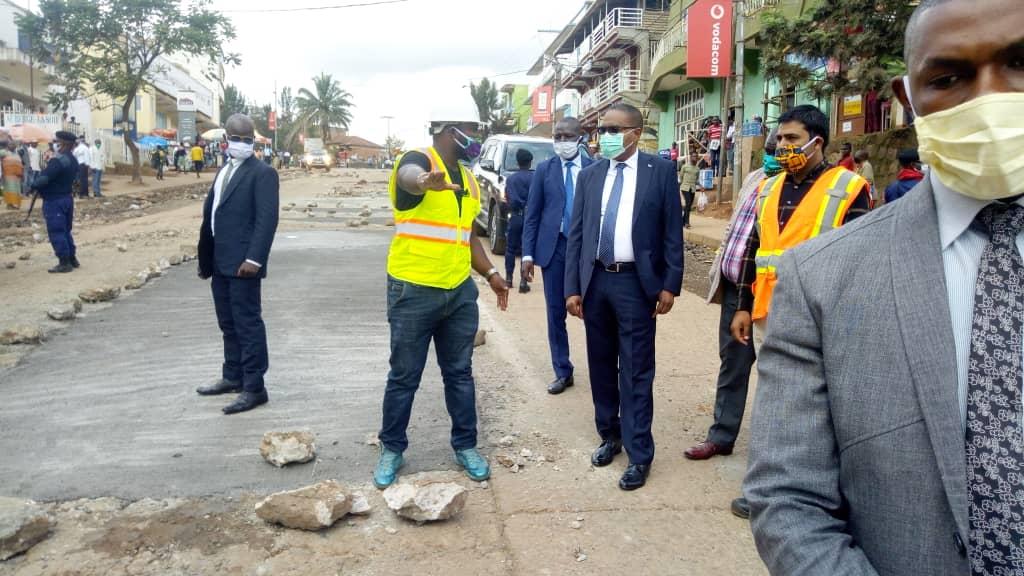 Incursion d'une milice à Bukavu: Le gouverneur Théo Ngwabidje rassure que la situation est sous contrôle et appelle les habitants à vaquer à leurs occupations Incursion d'une milice à Bukavu: Le gouverneur Théo Ngwabidje rassure que la situation est sous contrôle et appelle les habitants à vaquer à leurs occupations