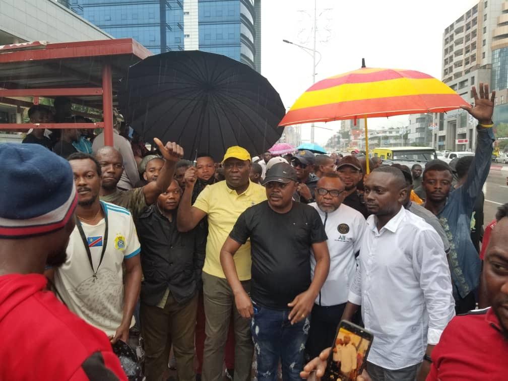 Kinshasa : malgré le report de la marche,quelques militants du FCC ont manifesté au niveau de la poste Kinshasa : malgré le report de la marche,quelques militants du FCC ont manifesté au niveau de la poste