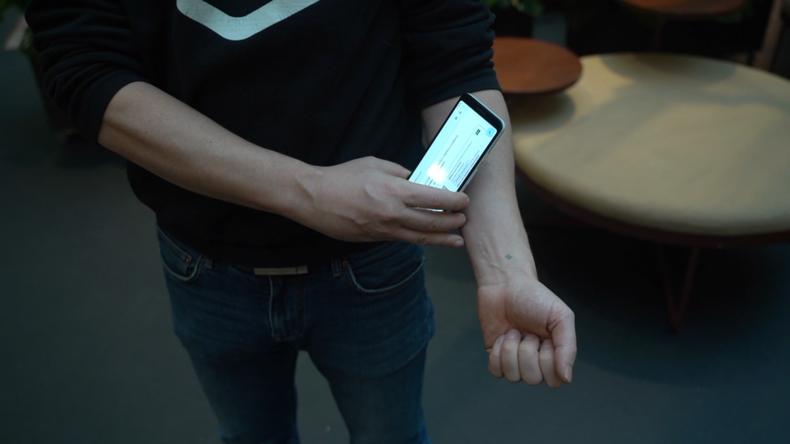 Covid-19 : le pass sanitaire implanté sous la peau grâce à une micro-puce expérimenté en Suède Covid-19 : le pass sanitaire implanté sous la peau grâce à une micro-puce expérimenté en Suède