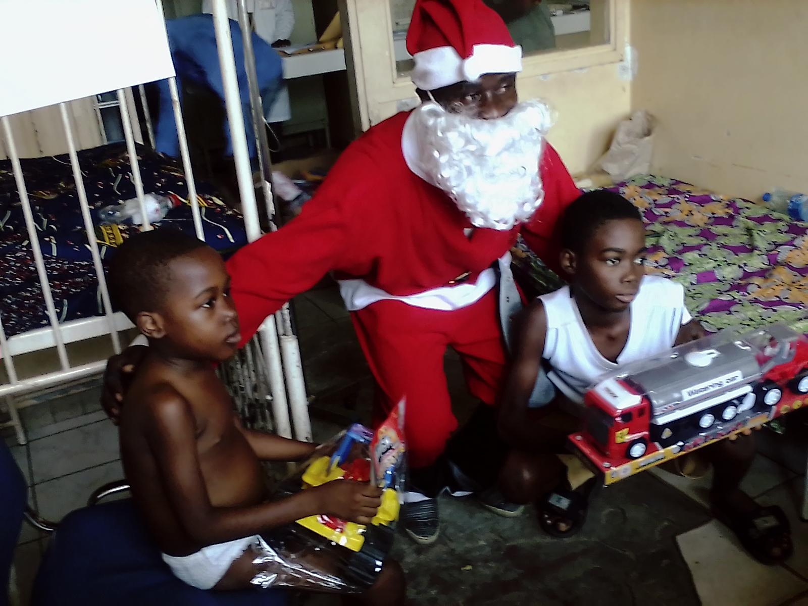 Fête de la Nativité : des jouets pour des enfants hospitalisés au CHU-B Fête de la Nativité : des jouets pour des enfants hospitalisés au CHU-B
