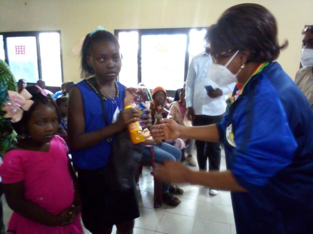 Fête de la Nativité : la mairie de Bacongo offre des jouets à cent enfants démunis Fête de la Nativité : la mairie de Bacongo offre des jouets à cent enfants démunis
