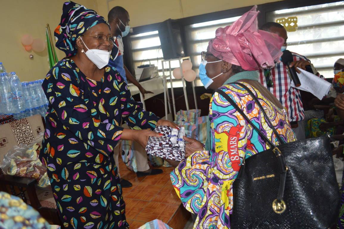 Fêtes de fin d’année : la mairie de Bacongo vole au secours des personnes de troisième âge Fêtes de fin d’année : la mairie de Bacongo vole au secours des personnes de troisième âge