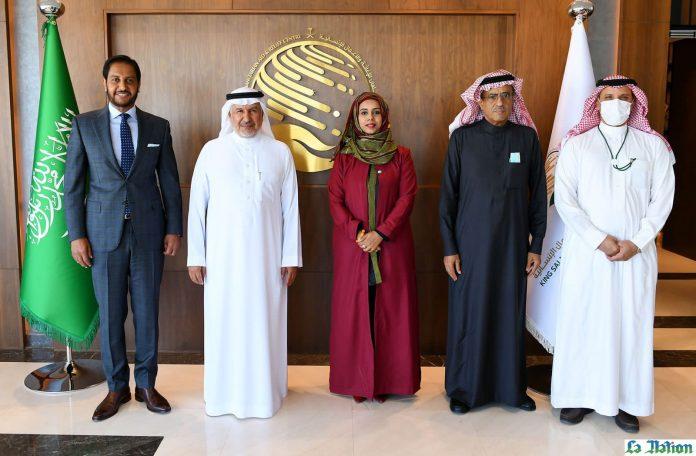 La ministre Ouloufa Ismail Abdo s’entretient avec le directeur général du Centre d’aide et de secours humanitaires ‘‘Roi Salman’’ La ministre Ouloufa Ismail Abdo s’entretient avec le directeur général du Centre d’aide et de secours humanitaires ‘‘Roi Salman’’