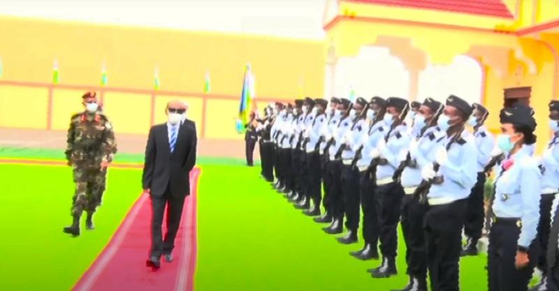 Le ministre de la Défense assiste à une cérémonie de remise de galons à plusieurs membres du personnel féminin de l'armée de l'air Le ministre de la Défense assiste à une cérémonie de remise de galons à plusieurs membres du personnel féminin de l'armée de l'air