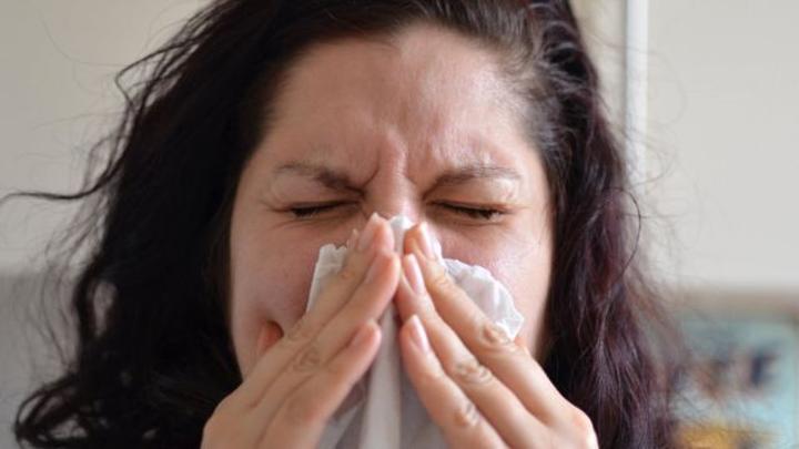 Omicron : un nez qui coule est-il un rhume ou un symptôme de Covid ?