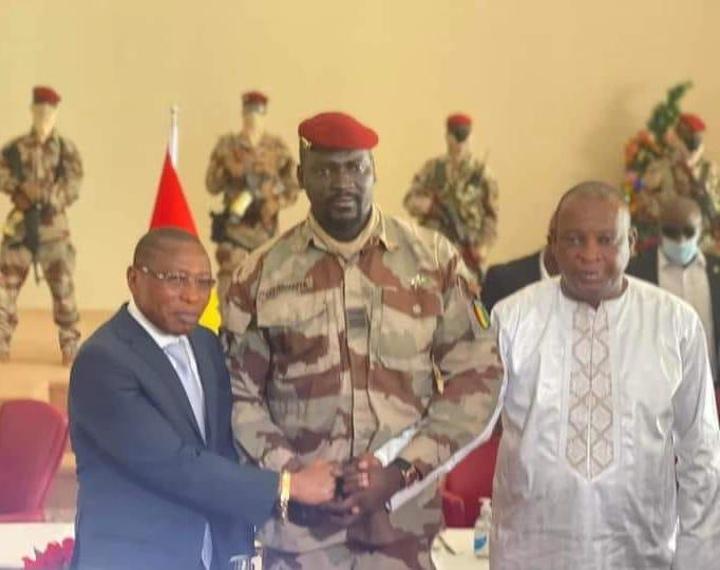 TRANSITION/RASSEMBLEMENT DES GUINÉENS : SÉKOUBA KONATÉ ET DADIS CAMARA FUMENT LE CALUMET DE LA PAIX SOUS L’ÉGIDE DE NOTRE MESSIE NATIONAL TRANSITION/RASSEMBLEMENT DES GUINÉENS : SÉKOUBA KONATÉ ET DADIS CAMARA FUMENT LE CALUMET DE LA PAIX SOUS L’ÉGIDE DE NOTRE MESSIE NATIONAL