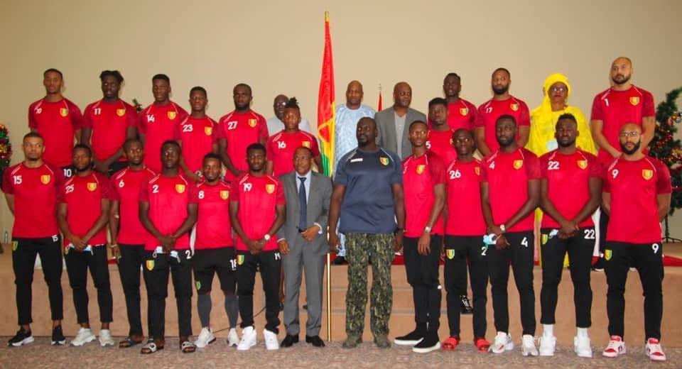 CAN 2022: LE COLONEL MAMADI DOUMBOUYA REMET LE DRAPEAU AU SYLI NATIONAL ET MET EN GARDE LES JOUEURS CONTRE LE CLANISME DURANT LE TOURNOI CAN 2022: LE COLONEL MAMADI DOUMBOUYA REMET LE DRAPEAU AU SYLI NATIONAL ET MET EN GARDE LES JOUEURS CONTRE LE CLANISME DURANT LE TOURNOI