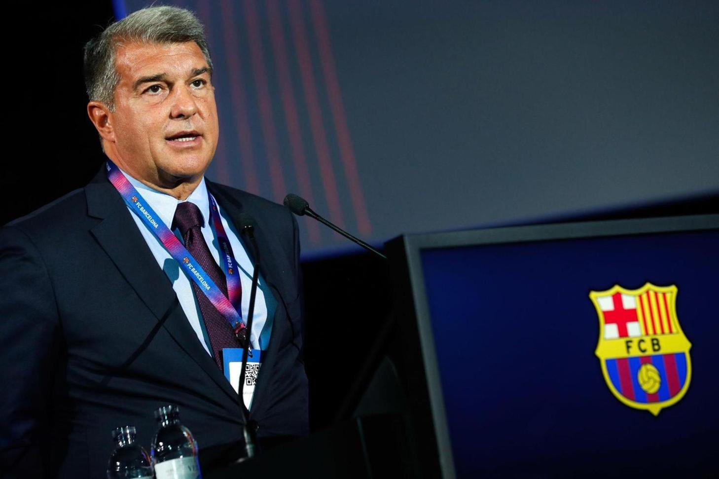 FC Barcelone : Laporta traite les joueurs parisiens d’esclaves FC Barcelone : Laporta traite les joueurs parisiens d’esclaves