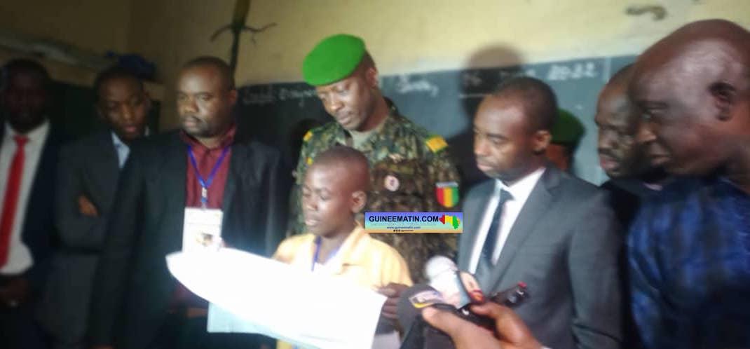 Examen d’entrée en 7ème année : le Colonel Amara Camara lance les épreuves à Kaloum Examen d’entrée en 7ème année : le Colonel Amara Camara lance les épreuves à Kaloum