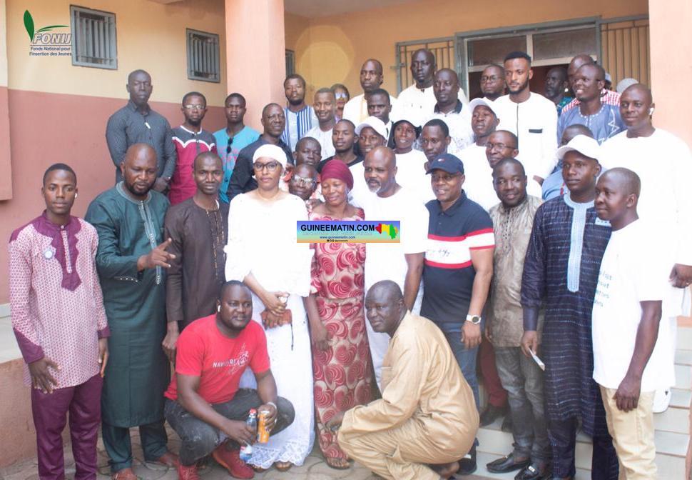 Kankan : le ministre de la Jeunesse procède à la remise de chèques aux bénéficiaires de l’accompagnement du FONIJ Kankan : le ministre de la Jeunesse procède à la remise de chèques aux bénéficiaires de l’accompagnement du FONIJ