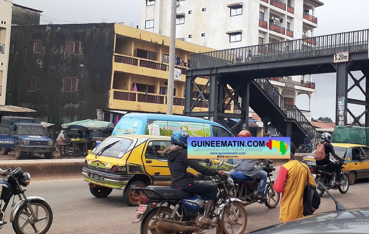 Exactions sur l’Axe : des taxi-motards accusent les forces de l’ordre et interpellent le Colonel Doumbouya Exactions sur l’Axe : des taxi-motards accusent les forces de l’ordre et interpellent le Colonel Doumbouya