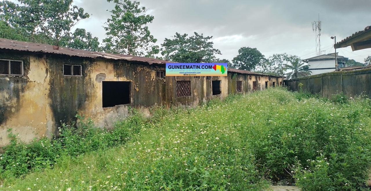 Collège Lansana Béavogui de Matoto (Conakry) : pas de bureaux pour la direction ni de toilettes