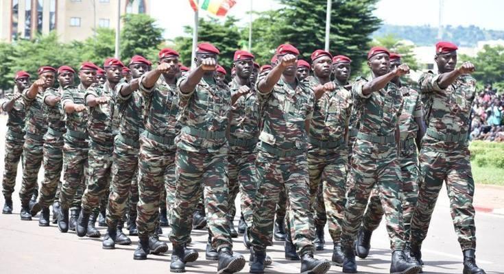 Guinée : le Chef d’Etat-major général des armées « interdit formellement à tout militaire le port des anciens uniformes » Guinée : le Chef d’Etat-major général des armées « interdit formellement à tout militaire le port des anciens uniformes »