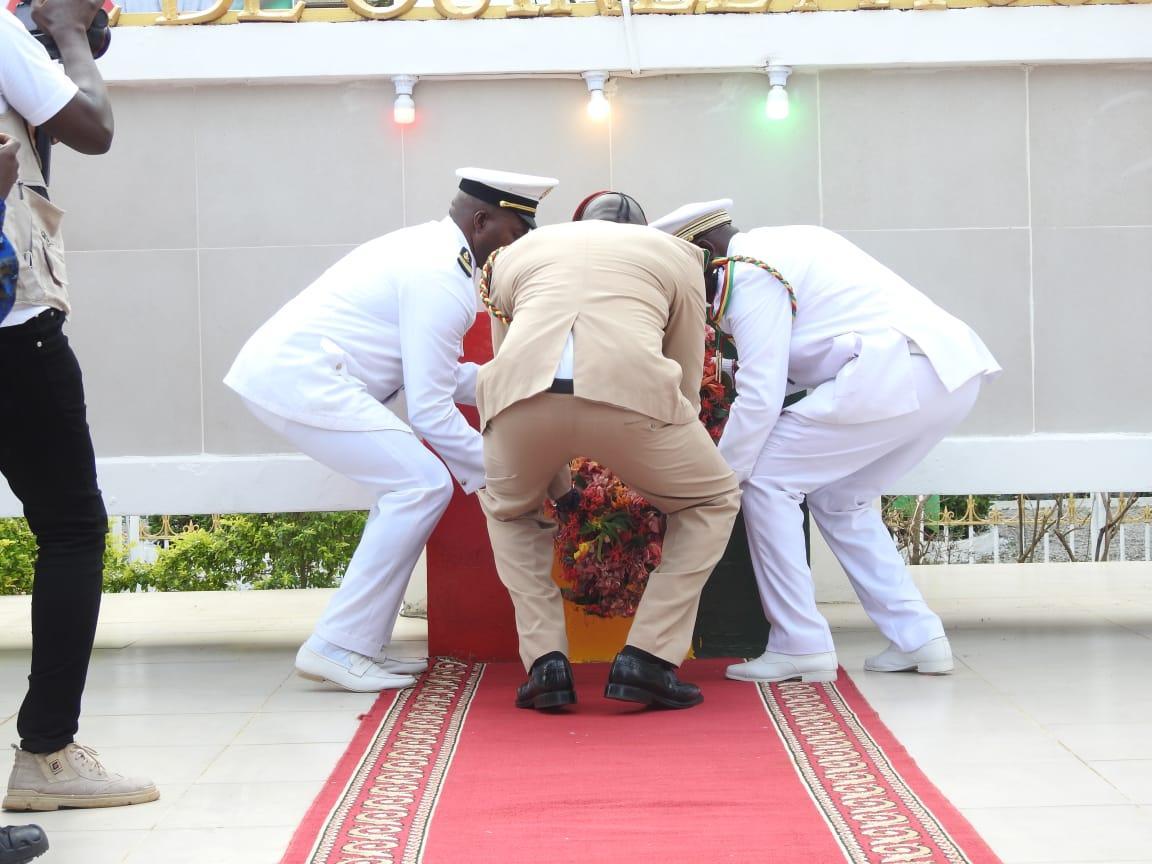 Fête du 02 octobre : le colonel Mamadi Doumbouya dépose une gerbe de fleurs à la place des martyrs