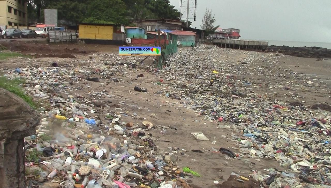 Insalubrité Kaloum (Conakry) : la bordure de mer de Sans-fil érigée en dépotoir d’ordures
