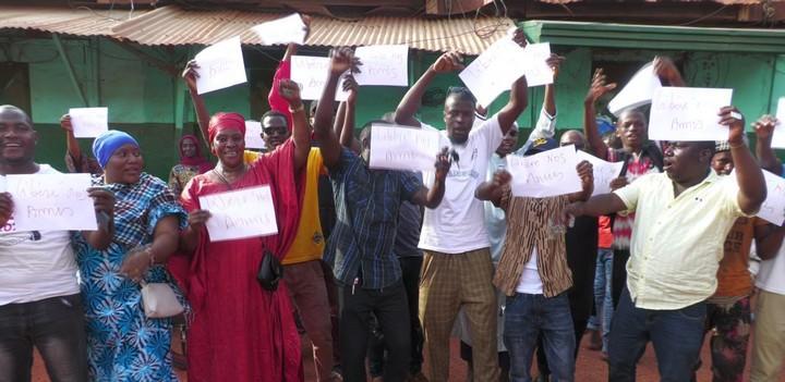 Kankan : des citoyens manifestent contre l’arrestation de 22 gérants de pharmacies non agréées Kankan : des citoyens manifestent contre l’arrestation de 22 gérants de pharmacies non agréées