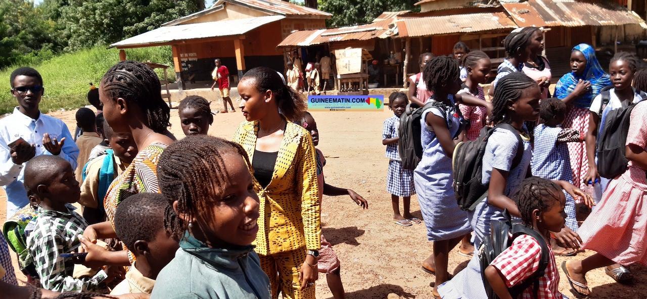 Kindia : l’ONG « Les femmes Leaders pour l’Emergence en Afrique » offrent des kits scolaires aux élèves Bangouyah centre Kindia : l’ONG « Les femmes Leaders pour l’Emergence en Afrique » offrent des kits scolaires aux élèves Bangouyah centre
