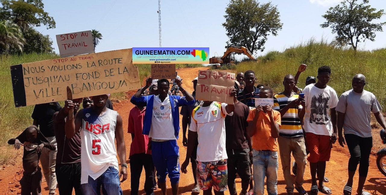 Bangouya (Kindia) : des jeunes manifestent contre les mauvais travaux de réprofilage de leur route Bangouya (Kindia) : des jeunes manifestent contre les mauvais travaux de réprofilage de leur route