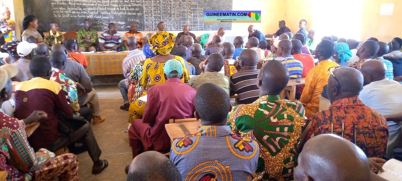 Bounouma (N’zérékoré) : le DPE Yozile Kolamou échange avec les contractuels, le maire, les chefs de secteur et parents d’élèves