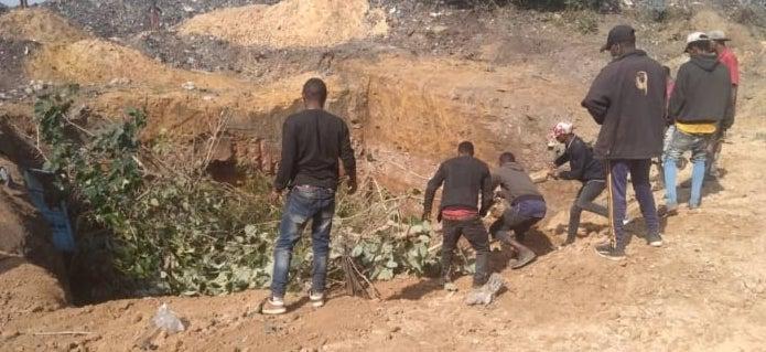 Tountouroun (Labé) : des citoyens de Thialakoun s’attaquent à un lieu d’enfouissement d’excréments Tountouroun (Labé) : des citoyens de Thialakoun s’attaquent à un lieu d’enfouissement d’excréments