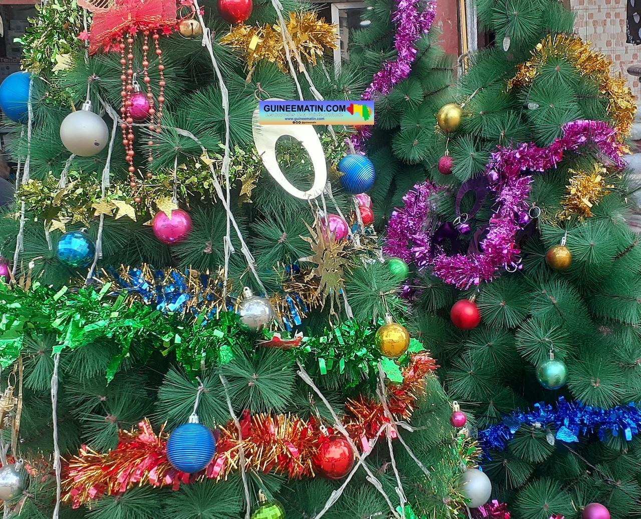 Fin d’année à Conakry : vendeurs de guirlandes et autres accessoires se plaignent de la rareté des clients Fin d’année à Conakry : vendeurs de guirlandes et autres accessoires se plaignent de la rareté des clients