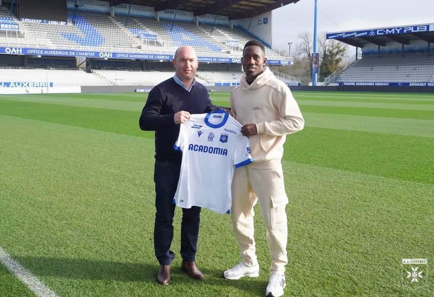France : Auxerre prolonge le contrat du guinéen Ousmane Camara ! France : Auxerre prolonge le contrat du guinéen Ousmane Camara !